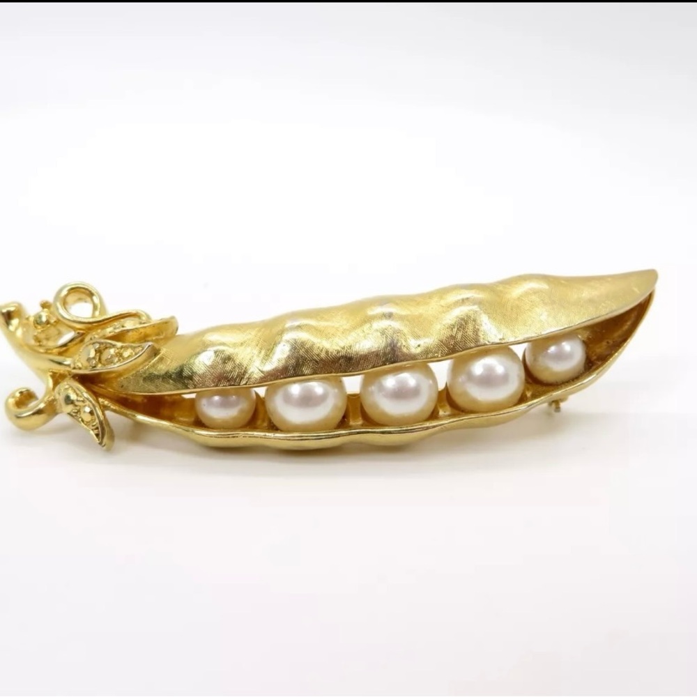 Rare Alfred Phillippe Trifari Gold tone Pea in Pod Brooch with Pearls